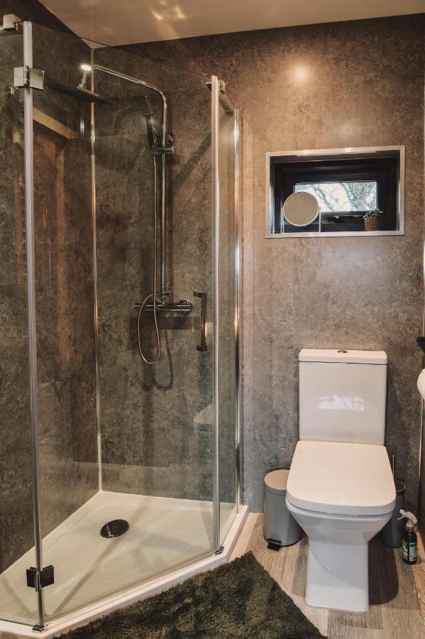 Luxury Glamping Cabin With Outdoor Bath On Cornish Flower Farm Truro Eksteriør bilde